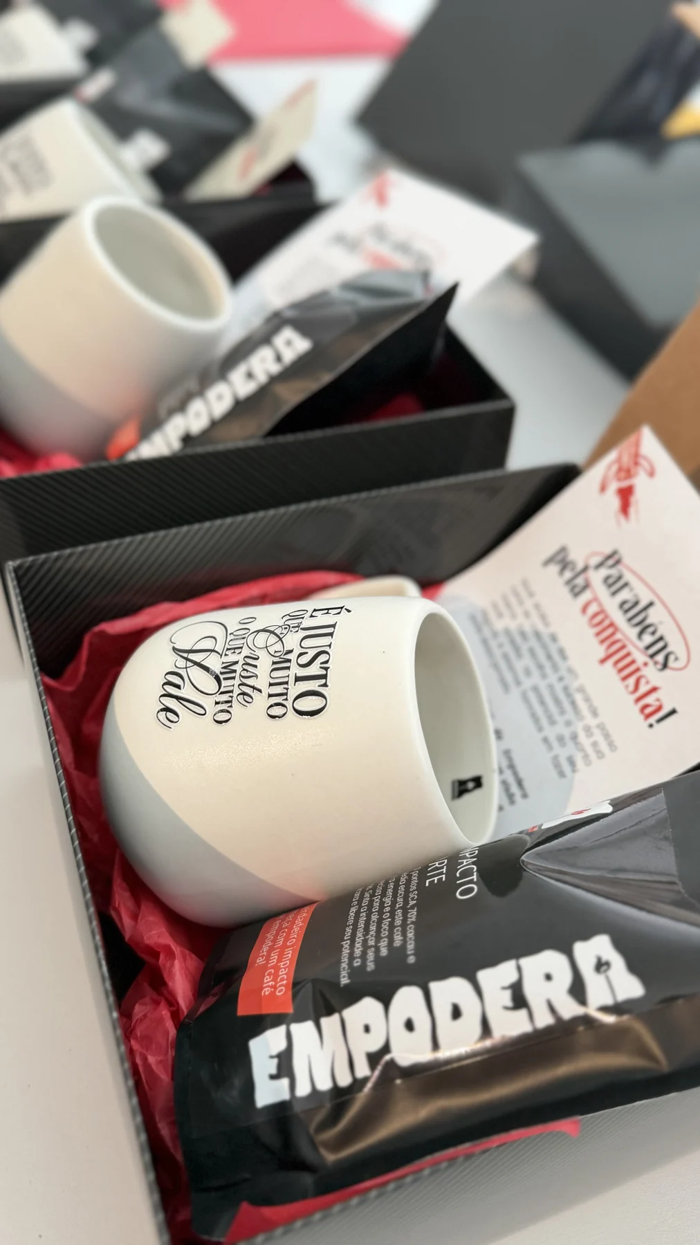 Kit de café da Empodera com caneca e embalagem da marca